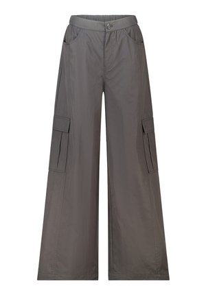 Grijze cargobroek met wijde pijpen, knoop- en ritssluiting, voorzakken en klepzakken aan beide zijden van de pijpen.