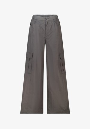 Grijze cargobroek met wijde pijpen, knoop- en ritssluiting, voorzakken en klepzakken aan beide zijden van de pijpen.