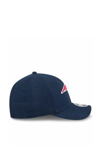 Marinblaues Cap mit gebogenem Schirm, aus Stoff gefertigt, mit roten gestickten Logopuncten auf der Vorderseite und Belüftungsöffnungen an den Seiten.