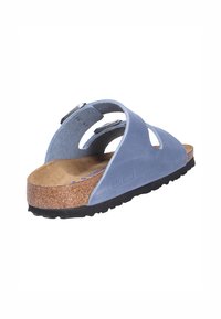 Sandali in pelle blu con soletta in sughero, design aperto, due strap regolabili e suola in gomma nera texturizzata. Branding sul lato.