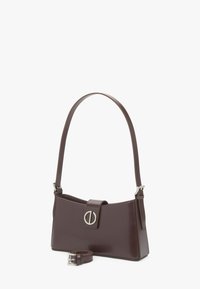 Smeđa lakirana kožna torbica sa strukturnim dizajnom, koja ima zaobljeni remen za rame, srebrne metalne detalje i odvojivi remen.