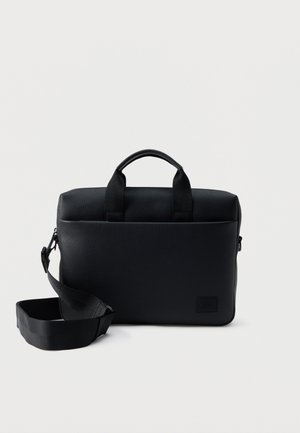 Zwarte leren aktetas met een textuur, voorzien van handvatten bovenop en een verstelbare schouderriem, geplaatst tegen een effen witte achtergrond.