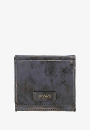 Portefeuille en cuir noir avec couture visible et plaque de logo en métal "PICARD" sur le rabat avant, photographié sur fond blanc.