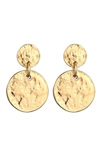 Guldtonade hoops med en strukturerad, hamrad yta. Har en cirkulär stud och en större cirkulär hänge-design. Enkel, modern estetik.