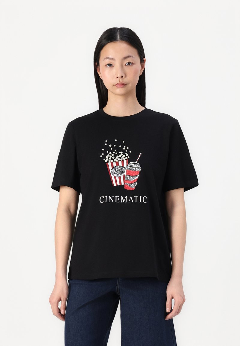 Zwarte katoenen t-shirt met een grafisch ontwerp van popcorn en een drankje. Het ontwerp bevat rood-witte strepen, met het woord "CINEMATIC" in het wit.