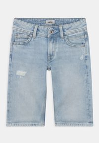 Shorts de denim azul claro con un diseño de corte recto, un leve desgastado en la parte delantera, cinco bolsillos y cierre de botón.
