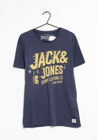 Námorně modré bavlněné tričko s krátkými rukávy. Na přední straně se nachází velký, tučný žlutý text: "JACK&JONES MFG. EST. 1989 DENIM CLOTHING CO. JEANS WEAR."