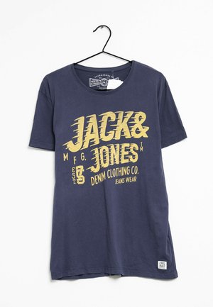 Camiseta de algodón azul marino con mangas cortas. Presenta un gran y audaz texto amarillo: "JACK&JONES MFG. EST. 1989 DENIM CLOTHING CO. JEANS WEAR."
