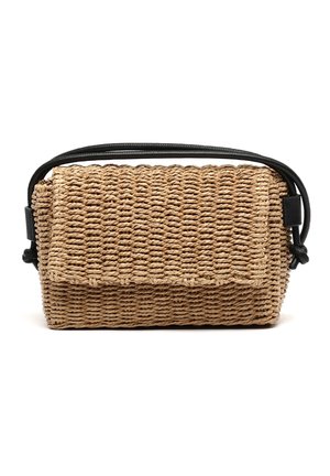 Rektangulær vævet stråtaske med klaplukning og en kort sort læderhåndtag på toppen.