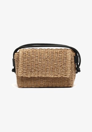 Prostokątna pleciona słomiana torebka z klapką i krótkim, czarnym skórzanym uchwytem na górze.