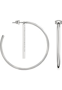 Boucles d'oreilles en argent avec un design circulaire épuré. Dotées d'une barre verticale gravée avec "LIEBESKINDBERLIN". Fini poli avec une texture lisse.