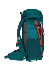 Tyrkysový batoh s oranžovými akcenty, vyrobený z texturované tkaniny. Obsahuje polstrovanou zadní část, boční kapsu, horní uzávěr a nastavitelné popruhy.