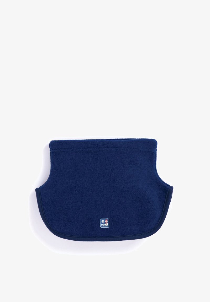 Námornícky modrý fleece nákrčník s okrúhlymi okrajmi, mäkkou textúrou a malou logom nášivkou na spodnej strane.