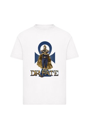 Weißes Baumwoll-T-Shirt mit einem Grafikdruck eines Charakters in einem goldenen und blauen Kostüm, darunter der Text "DR. FATE" in fetter, stilisierter Schrift.