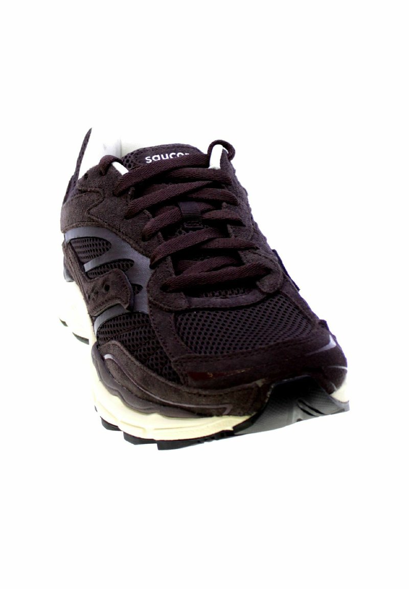 Zwarte sportieve schoen met een bovenwerk van mesh, suede accenten en een gevoerde zool. Bevat veters en merklogo op de tong.