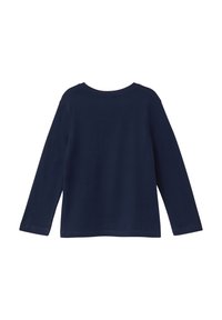 Granatowa koszulka z długim rękawem, z okrągłym dekoltem i przeszyciami na brzegach. Wykonana z miękkiego, lekkiego materiału, o prostym i klasycznym wzornictwie.
