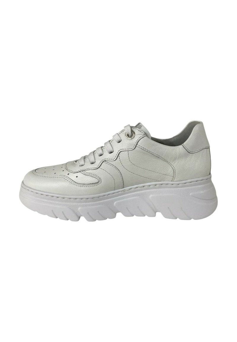 Sneaker bianco in pelle con linguetta imbottita, punta arrotondata e suola testurizzata. Presenta occhielli in argento e accenti cuciti discreti. Suola spessa per il supporto.