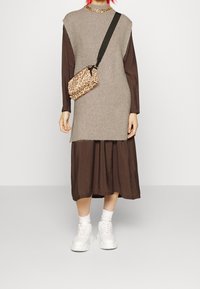 ICHI Linne - light brown