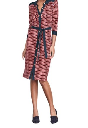 Abito a fantasia rossa e blu con maniche lunghe, chiusura frontale con bottoni, cintura in vita e bottoni rotondi. Il tessuto ha una texture liscia e una silhouette aderente.