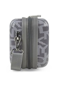 Funda dura gris con patrón, herrajes plateados, cierre de cremallera y correa desmontable. Superficie texturizada y diseño compacto y elegante.