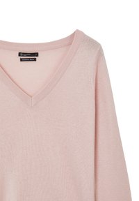 Maglione in misto cashmere di un morbido rosa, con scollatura a V, maniche lunghe, texture a coste sottili e un'etichetta cucita sul colletto.