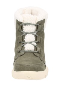 Bota de ante verde oliva con forro de piel sintética blanca, seis ojales metálicos, cordones grises y suela de goma texturizada.