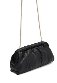 Czarna skórzana kopertówka z marszczonym wzorem, łańcuszkowym paskiem i gładką fakturą. Posiada zorganizowany, ale miękki kształt.