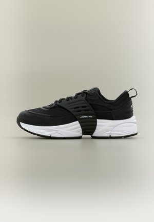 Fekete-fehér Jordan sneaker hálós és velúr felsőrésszel, vastag fehér talppal, fekete középrészpánttal és húzópánttal a saroknál.