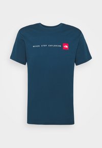 Tmavě modré tričko s krátkým rukávem s textem "NEVER STOP EXPLORING" a červeným logem The North Face na hrudi.