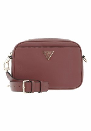 Sac bandoulière bordeaux en faux cuir texturé, avec un logo triangle doré, une bandoulière réglable et une fermeture éclair.