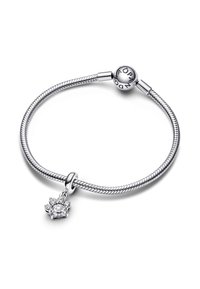 Silbernes Armband mit einer strukturierten Schlangenkette und einem kronenförmigen Anhänger, der mit klaren Edelsteinen verziert ist. Logo in den Verschluss eingraviert.