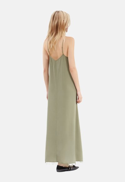 Robe maxi en vert olive, en tissu lisse, avec des bretelles fines, un dos en V et un ourlet avec un bord légèrement effiloché.