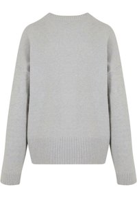 Vaaleanharmaa neulepusero, jossa on ribbaushelma ja hihat, yksinkertainen, pehmeä pinta ja pyöreä pääntie.
