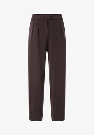 Pantaloni maro închis cu un design croiț, având pliseuri, o textură fină și picioare conice. Stilizați cu un brâu plat.