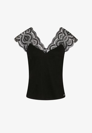 Zwarte top met een aansluitend lichaam en zwarte kanten kapmouwen. De kant heeft bloemmotieven en golvende randen, wat de strakke uitstraling aanvult.