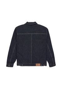 Giacca in denim scuro con colletto, maniche lunghe e polsini con bottoni. Presenta cuciture a contrasto e una patch in pelle con logo in vita.