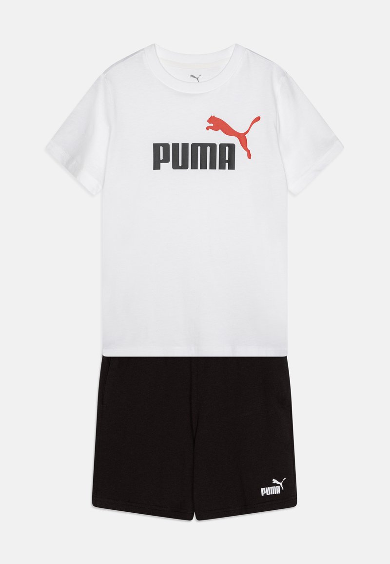 Vit kortärmad t-shirt med svart och röd "PUMA"-logotyp, tillsammans med svarta shorts med en vit "PUMA"-logotyp vid fållen.
