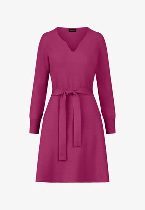Fuchsia Strickkleid mit V-Ausschnitt, langen Ärmeln und einem passenden Stoffgürtel in der Taille. Glatte Textur und strukturierte Silhouette.