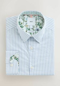 Modrá a bielo pruhovaná zložená košeľa s kvetinovou potlačou vo vnútri goliera a manžiet, označená značkou "NEXT" a "100 % bavlna".
