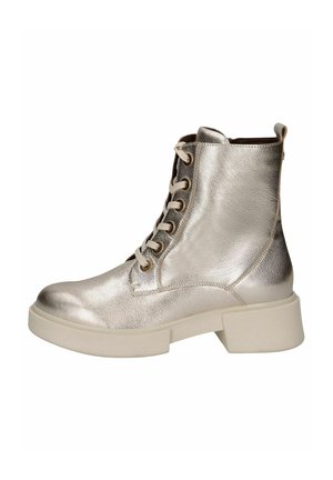 Metallisch silberner Knöchelstiefel mit strukturiertem Finish, runder Zehenpartie und klobiger weißer Sohle mit goldfarbenen Ösen und Schnürsenkeln.