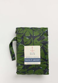 Vandeniui atsparus sulankstomas džemperis, žalios spalvos su lapų raštu, turintis etiketę, kuriame rašoma "PACK-IT JACKET" ir kilpą nešimui.