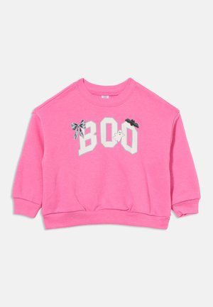 Hellrosa Sweatshirt mit dem Text "BOO", verziert mit einer schwarzen Schleife, einem weißen Geist und schwarzen Fledermaus-Illustrationen auf der Vorderseite.