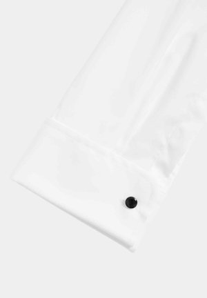 Weißer Hemdmanschette mit glatter, glänzender Textur und schwarzem Knopfakzent. Die Manschette ist sorgfältig zugeschnitten und klar im Design.