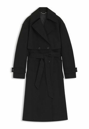 Abrigo largo negro de gabardina doble abotonadura con solapas anchas, cinturón atado en la cintura, puños abotonados y un detalle de capa en el hombro.