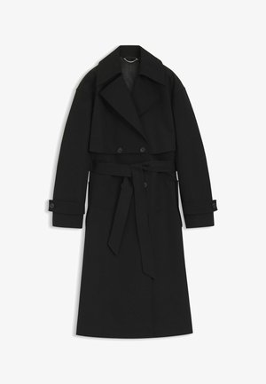 Abrigo largo negro de gabardina doble abotonadura con solapas anchas, cinturón atado en la cintura, puños abotonados y un detalle de capa en el hombro.