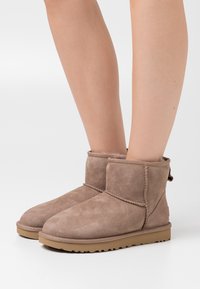UGG CLASSIC MINI II Snowboot/Winterstiefel caribou/taupe Zalando