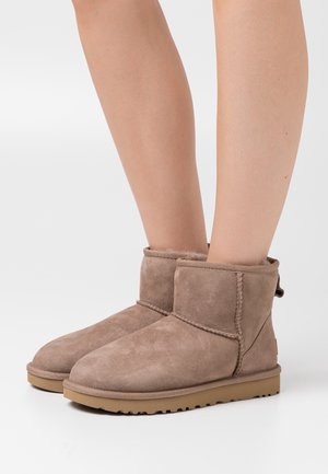 CLASSIC MINI - Bottines - caribou