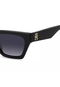 Occhiali da sole neri con montatura quadrata, lenti scure sfumate e finitura lucida. Presentano un accento del logo dorato sulla astina.