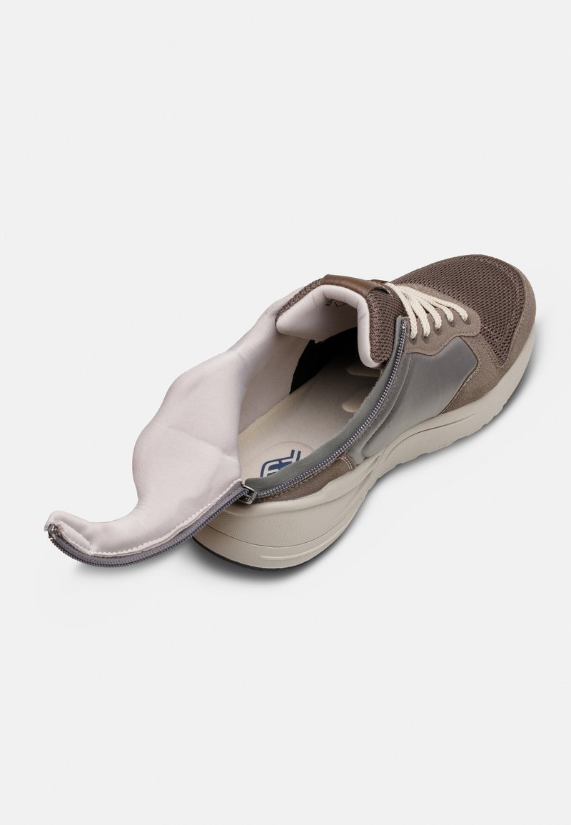 Sapatilha castanha e cinza com abertura com fecho, parte superior em malha e sola bege. Apresenta detalhes em atacadores e palmilha acolchoada.