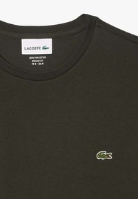 Donkergroene t-shirt gemaakt van 100% pima katoen, met een normale pasvorm en een klein geborduurd krokodillenlogo op de borst.